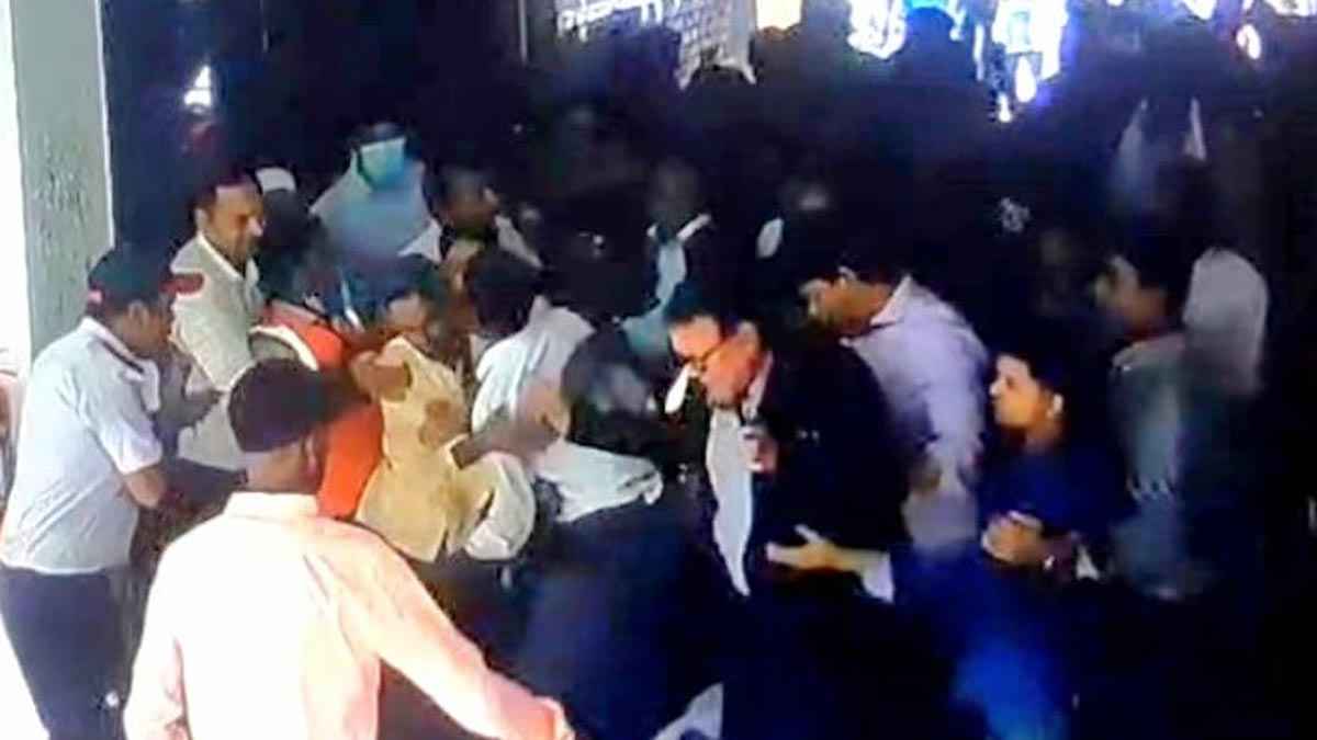 অটোপাসের দাবিতে জাতীয় বিশ্ববিদ্যালয়ের উপাচার্যের ওপর হামলা